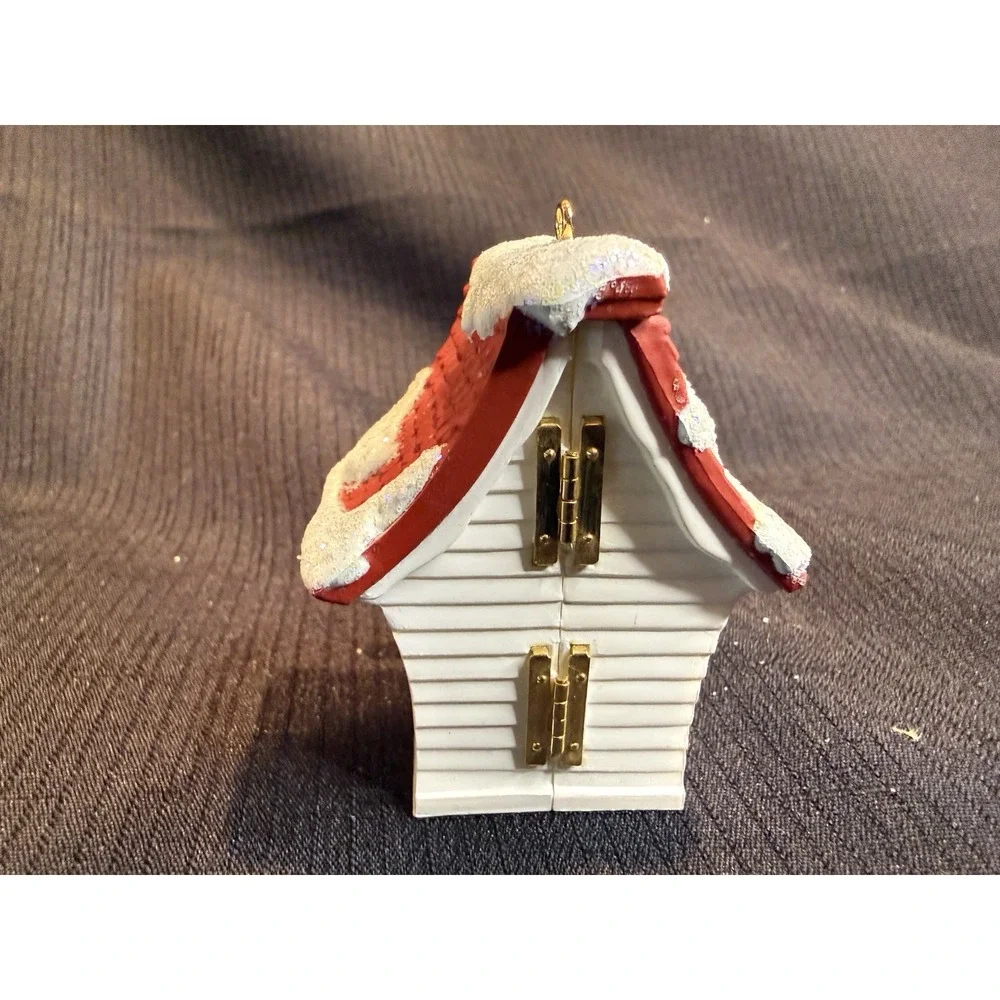 Hallmark Keepsake Ornament 1993 Birdhouse opens with Baby Birds Inside